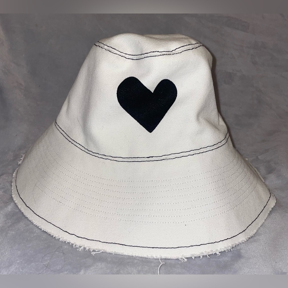 Kerri Rosenthal NWT Women’s Heart Pull On White/Navy Bucket Hat One Size